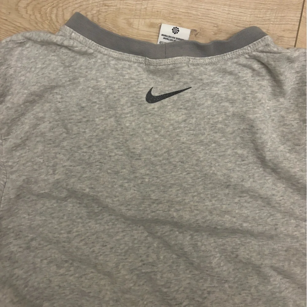 Gray Nike Crewneck Pullover Nike Yoga Thermafit Lightweight Shirt Size Small - Picture 4 of 10